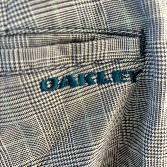 Oakley Men’s Shorts - 32 inch waist. Grey plaid. 97% Cotton. Good condition! - Picture 3 of 5
